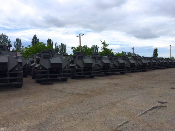 55 бронемашин Saxon прибыли в Украину - фото