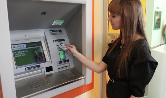 Украинцы снизили объемы снятия наличных в банкоматах