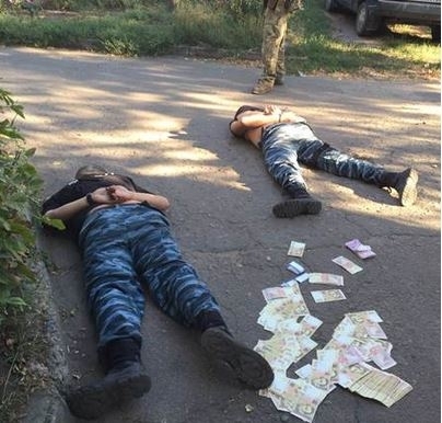 В Славянске СБУ задержала на взятке четырех милиционеров и их сообщника - видео