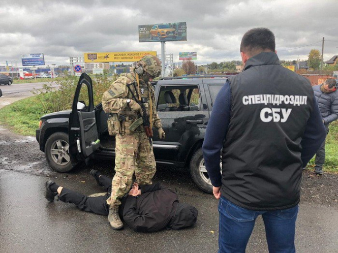 Силовики затримали торговців зброєю у Львові