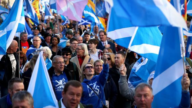 Десятки тысяч людей прошли маршем в поддержку независимости Шотландии в Эдинбурге