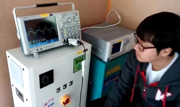 Южнокорейские ученые создали беспроводную батарею, которая одновременно заряжает 40 смартфонов