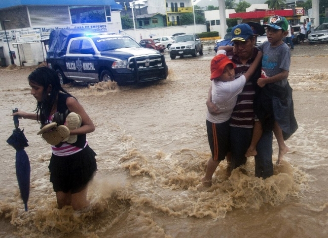 Мексика потерпає від урагану і шторму: 5 тисяч людей евакуювали 