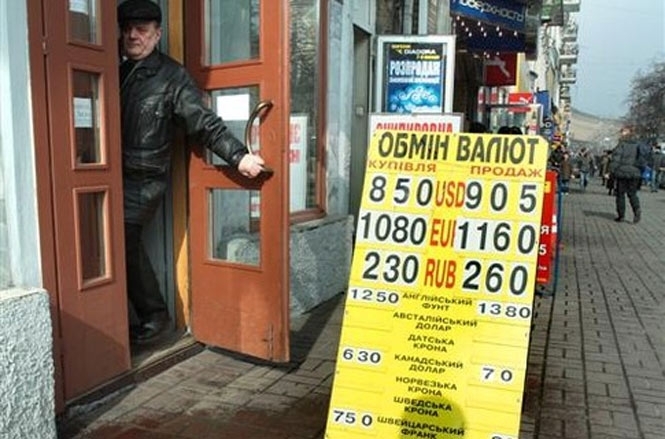 В Україні бракує і долара, і гривні