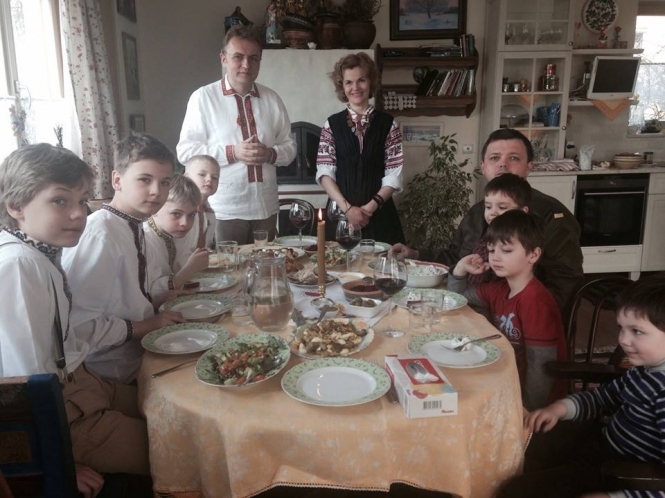 Семенченко с детьми праздновал Пасху во Львове с семьей Садового, - фото