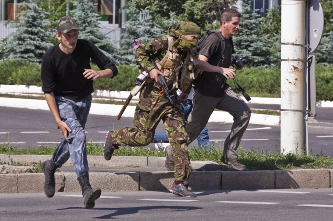 Боевики штурмуют райотдел милиции на Донетчине: есть пострадавшие