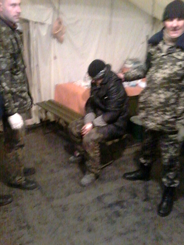 Військові медики ЗСУ лікують поранених полонених сепаратистів, - фото