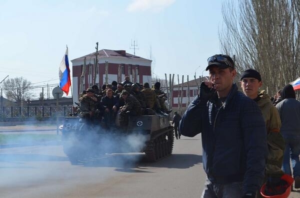 К украинской границе едет колонна из 20 БТРов, - журналист