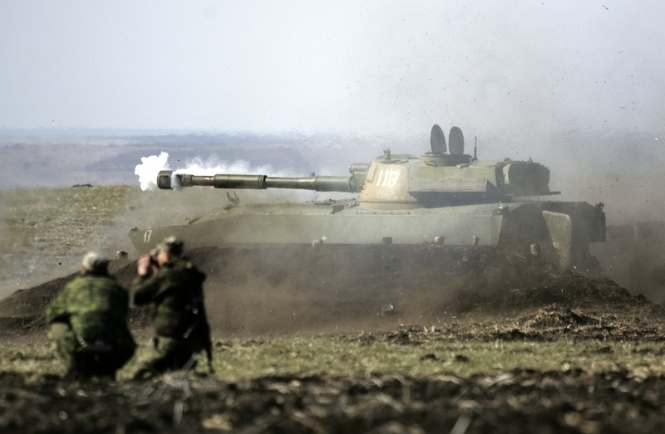 Бойовики обстріляли Луганщину з САУ і танків: поранений український військовий
