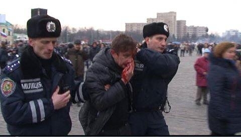 В Харькове участники пророссийского митинга избили писателя Сергея Жадана