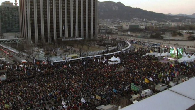 В Южной Корее тысячи людей вышли на акции 