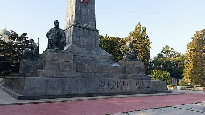 На пам'ятнику Леніну у Севастополі намалювали український герб, - фото