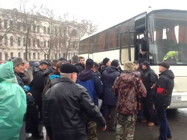 К ВР Крыма едут жители Севастополя, чтобы поддержать пророссийских активистов