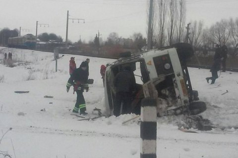 В Винницкой области столкнулись электропоезд и автобус, погиб водитель