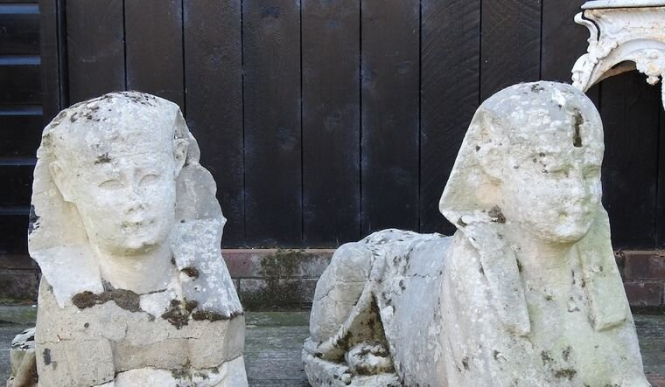 На аукционе продали две статуи сфинксов тысячелетней давности