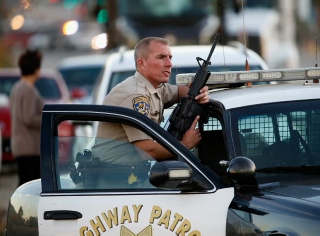 Полиция застрелила двоих, которые устроили стрельбу в Калифорнии