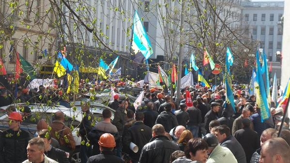 Более тысячи шахтеров прорвались к Администрации Президента