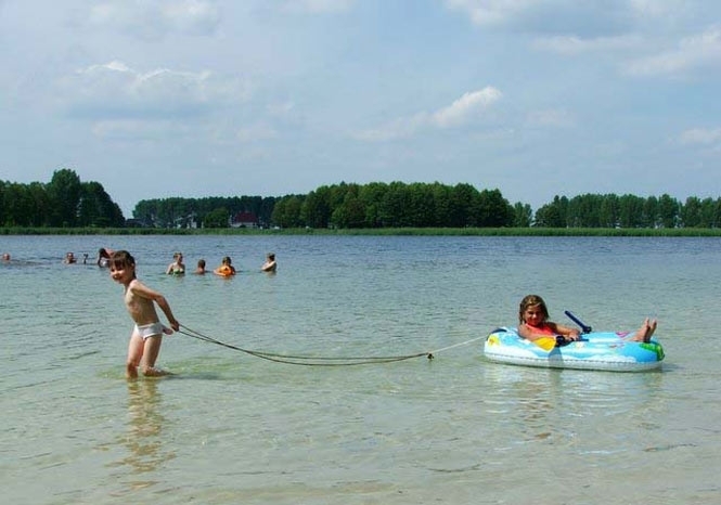 В Росії на озері втопилася частина школярів з тургрупи