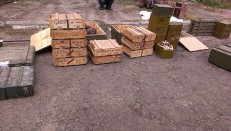 На Луганщині СБУ вилучила одну з найбільших за час АТО схованок зі зброєю, - фото