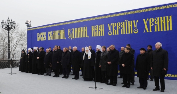 Янукович проїхав повз Євромайдан на подячну молитву чотирьох президентів