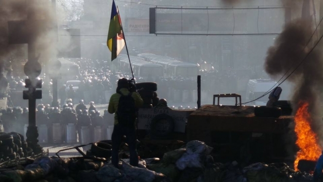 На Грушевського горять шини: активісти підтягуються до барикад, - фото, відео
