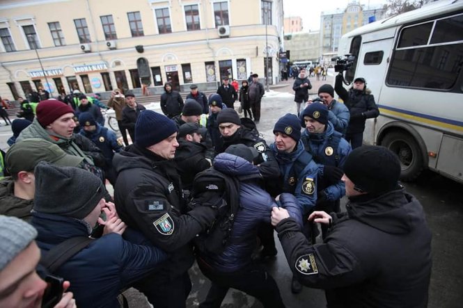 Обновлено: В Киеве милиция задержала и избила группу националистов с 