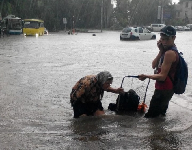 Симферополь затопило, люди ходят по колено в воде, - фото