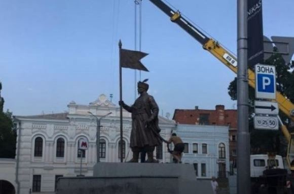 В Харькове установили памятник кошевому атаману Сирко