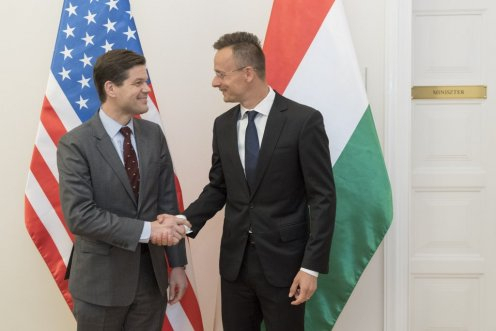 Угорщина домовляється із США, щоби натиснути на Україну в НАТО