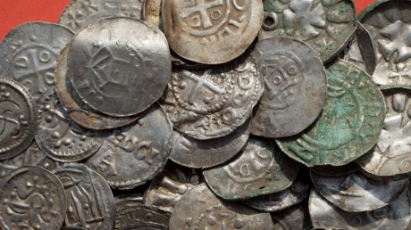 В Германии мужчина откопал монеты и деньги на 500 000 евро, но суд не признал это сокровищем