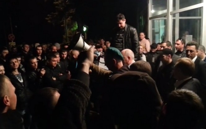 300 шахтеров и митингующих продолжают блокировать шахту Ахметова