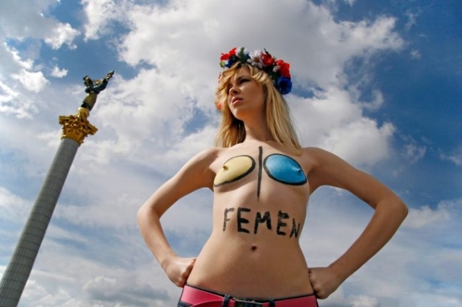 Акція FEMEN з хрестом – як сцена із специфічного порнофільму