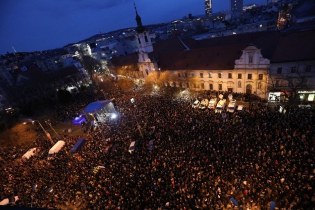 Тисячі людей протестують у Словаччині проти політики уряду щодо росії – Reuters

