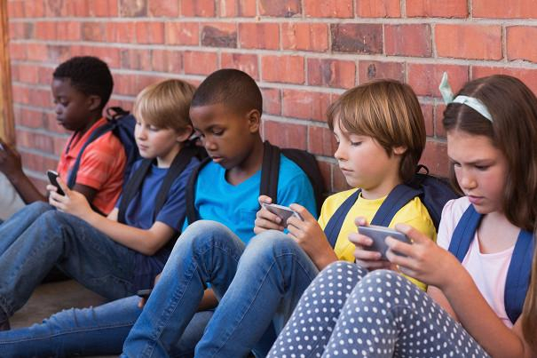 У Франції схвалили законопроект, який забороняє школярам користуватися смартфонами