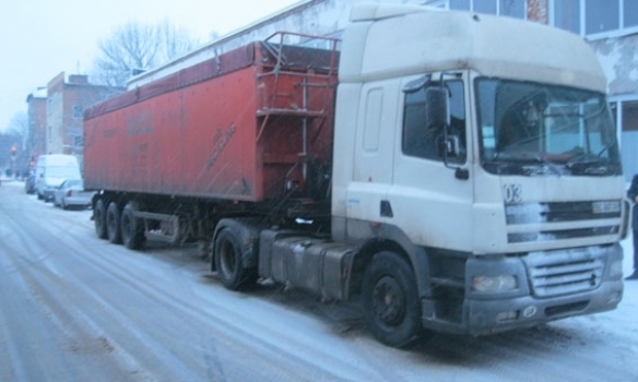 Пять грузовиков с львовским мусором поймали на трассе Киев-Чоп