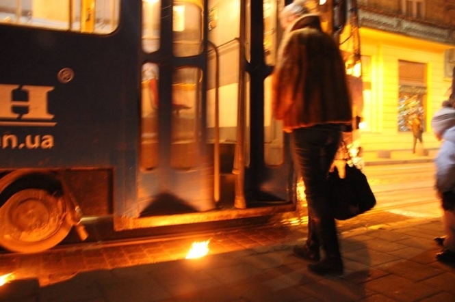 Во Львове участники факельного шествия оставили факелы догорать на дорогах (фото)