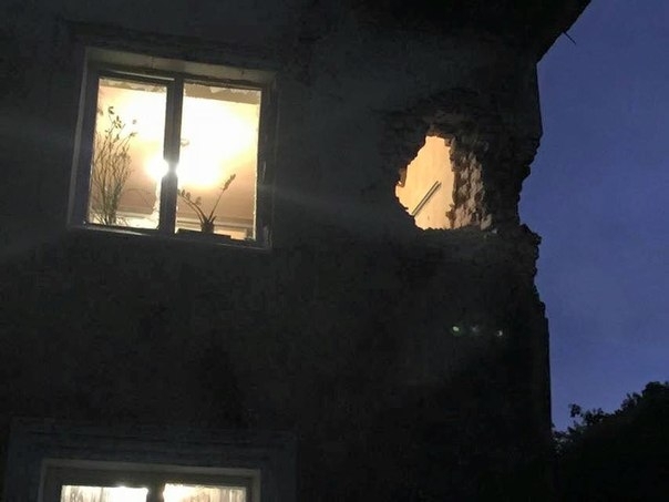 В Донецке снаряд залетел в квартиру, - фото