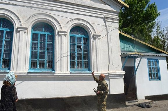 Бойовики обстріляли церкву в Золотому на Луганщині, - фото