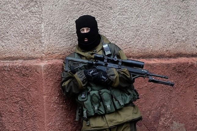 Снайперы террористов выставили свои позиции на областной больнице Луганска, - Веригина
