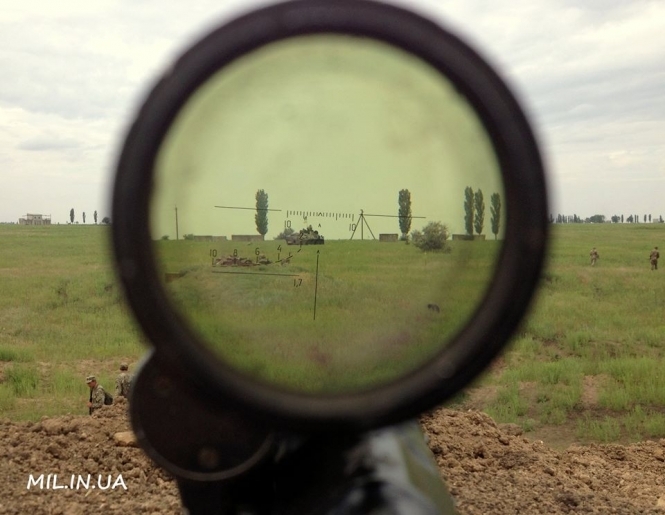 СМИ опубликовали видео, как украинский снайпер ликвидирует боевика на Донбассе