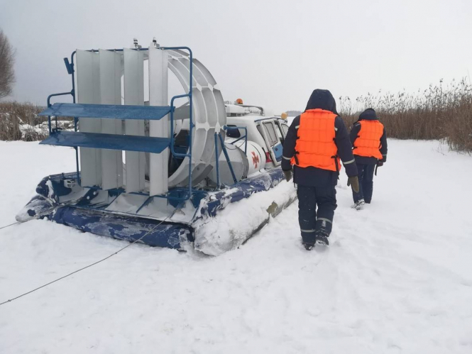 На Киевщине под лед провалились три человека, которые катались на снегоходе