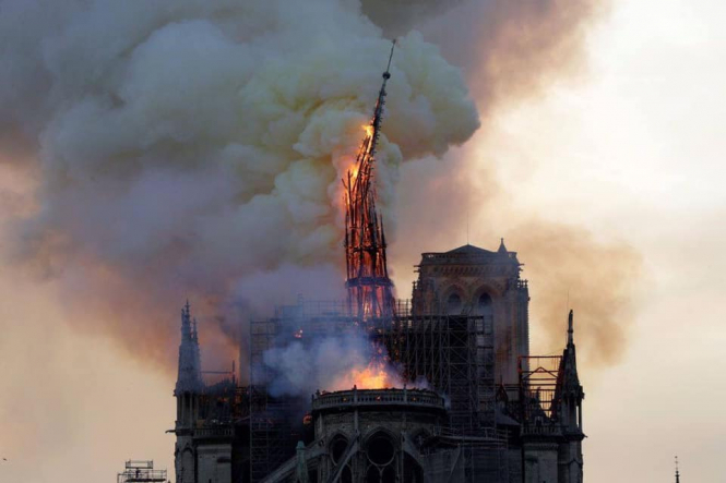 Слідчі визначили точне місце, з якого почалася пожежа в Cоборі Паризької Богоматері
