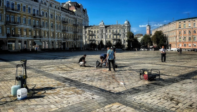 Дрифт на Софийской площади: Red Bull прощения за испорченную мостовую