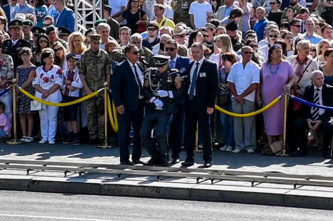 На военном параде во время выступления Порошенко потерял сознание солдат - ВИДЕО