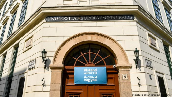 ЄС засудив угорський закон про освіту, яким «придушували» роботу університету Сороса