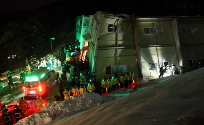 У Південній Кореї обвалився готель: під завалами перебувають десятки студентів
