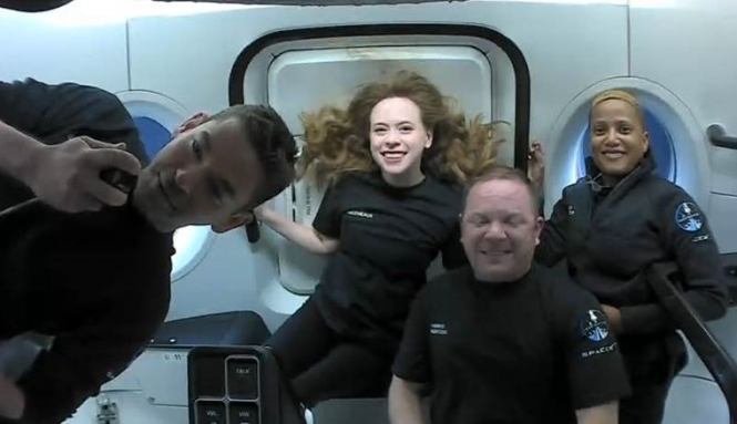 SpaceX опублікувала перші фото цивільного екіпажу в космосі: 