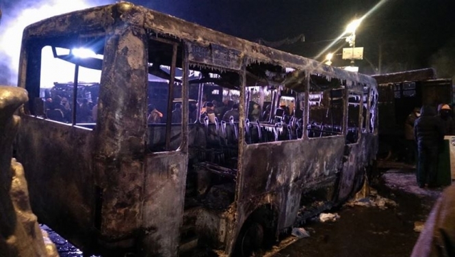Сожженные автобусы милиции покрылись льдом