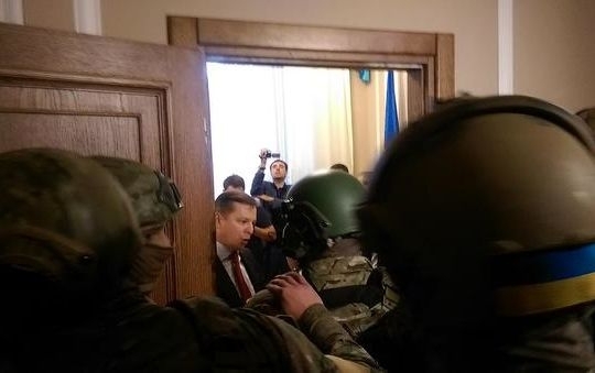 СБУ і Держохорона намагаються прорватись на засідання фракції Радикальної Партії: Ляшко не пускає