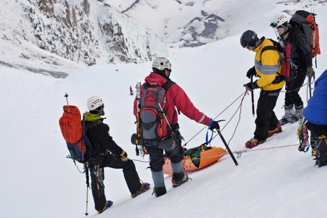 Российские спасатели ищут двух украинских альпинистов, которые сорвались с Эльбруса